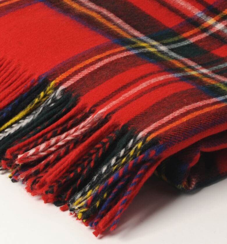 Plaid Écossais Rouge Royal Stewart 140 x 185cm, B at Home, drapé sur un canapé