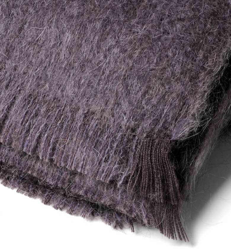 Plaid Mohair Prune Luxe - format 140 X 180 cm drapé sur canapé