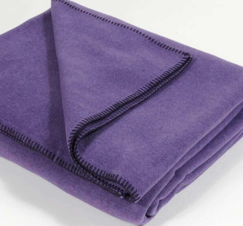 Plaid Polaire aubergine - détail texture douce pour canapé et chambre