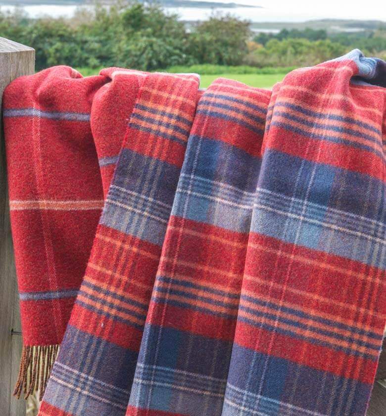 Plaid Laine Écossais Scottish Heritage Luxe Rouge et Bleu - format 140 X 190 cm drapé sur canapé