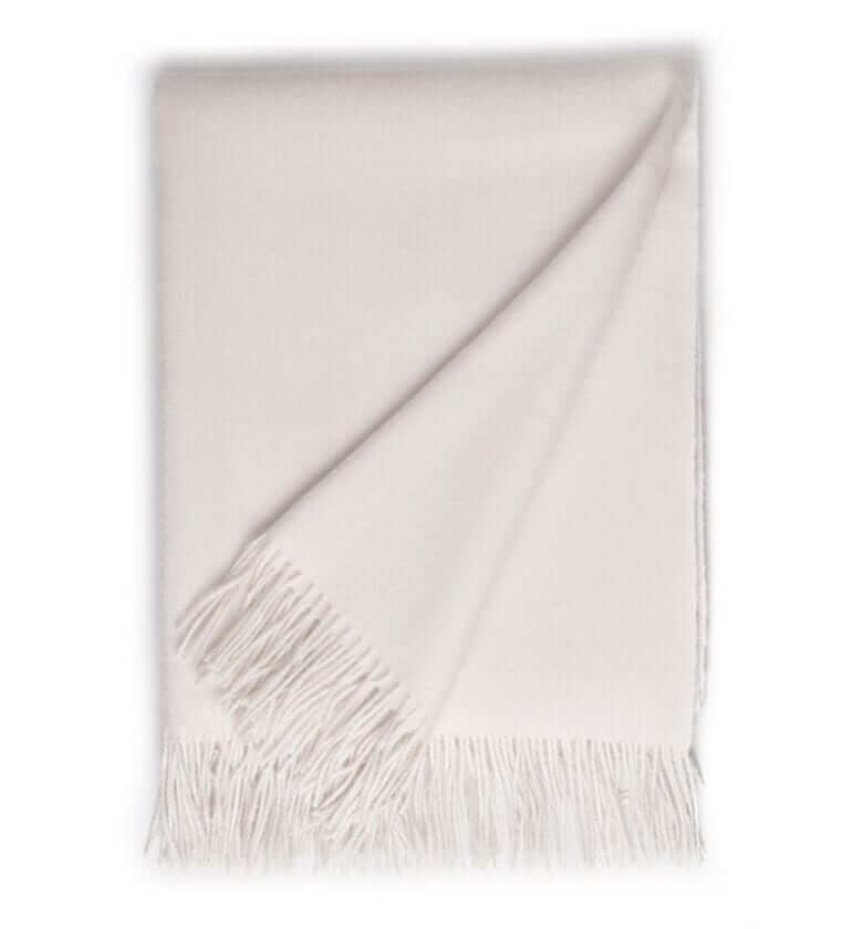 Plaid baby alpaga blanc cassé - détail texture douce pour canapé et chambre