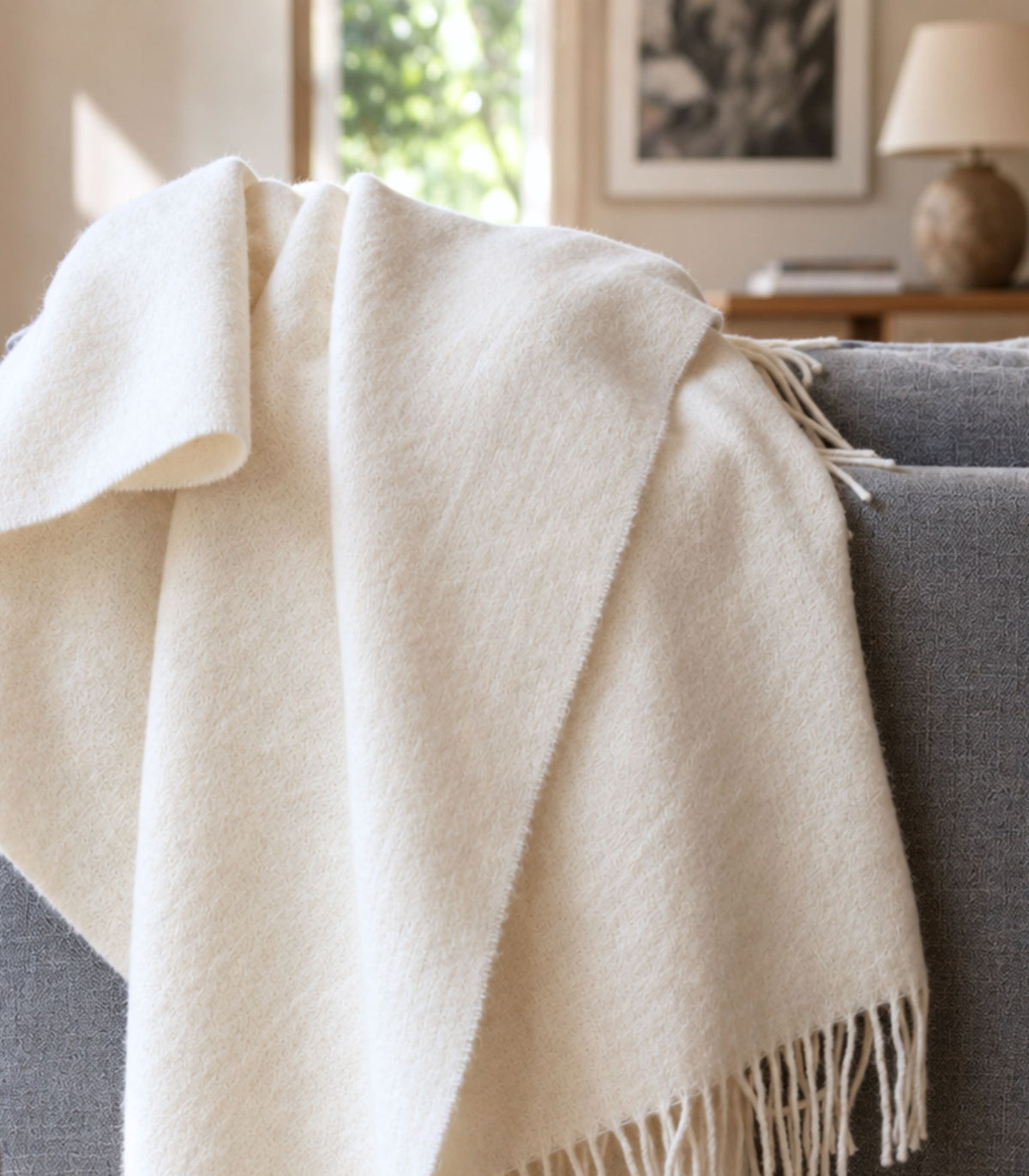 zoom sur canapé du plaid laine blanc cassé