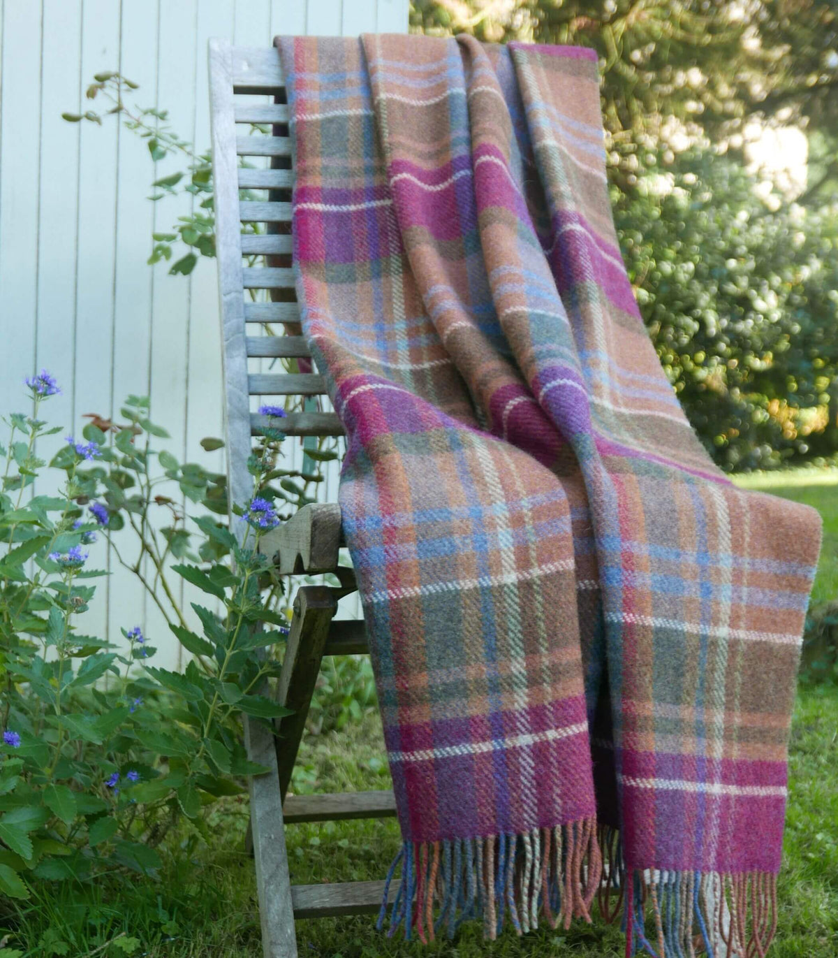 Plaid laine tartan écossais country framboise présenté sur une chaise