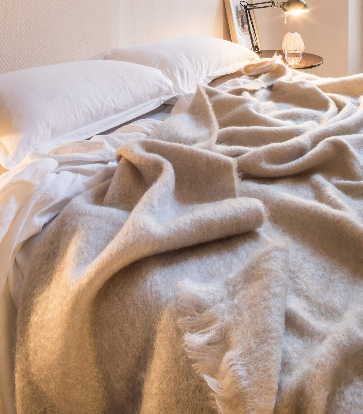 Très grand plaid beige grès en mohair pour canapé ou lit