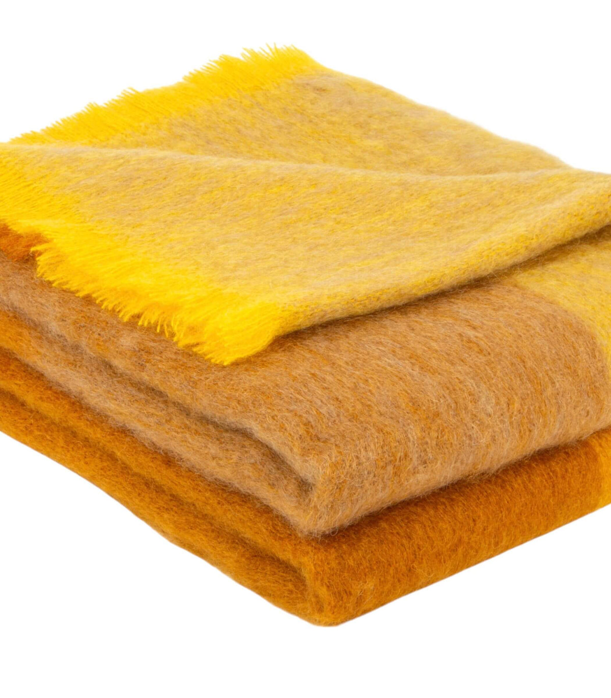 Détail des nuances ocre, dorées et beige chaud du plaid en mohair