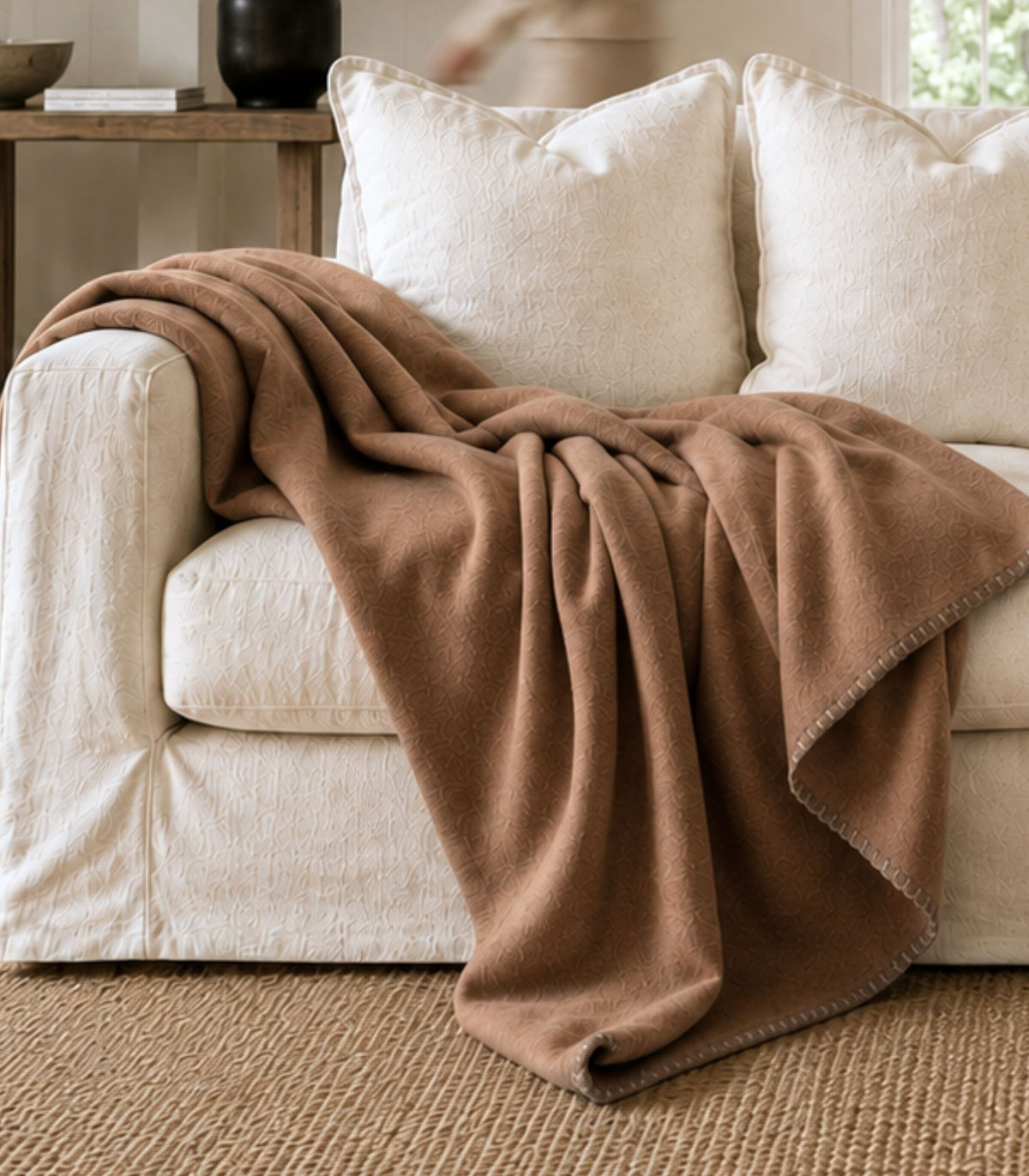 plaid polaire luxe camel sur canapé zoom