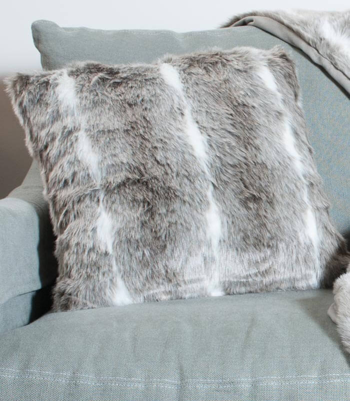 coussin fausse fourrure megeve gris taupe