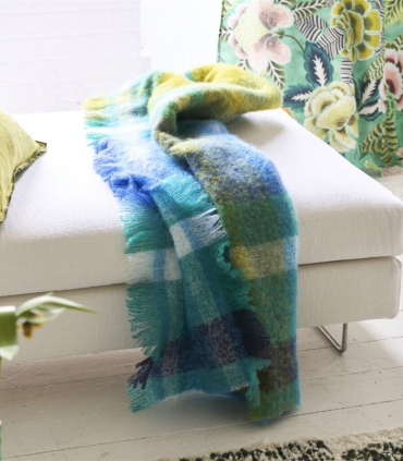 Plaid en Mohair Bleu et Vert mis en situation sur un canapé - Designers Guild
