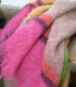 Plaid en Mohair Rose Fuschia - Zoom sur canapé - Designers Guild