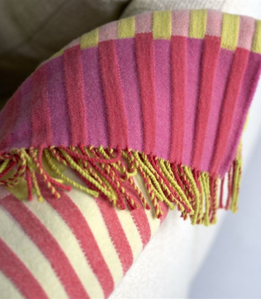 Plaid Murazzi Rose et Vert - Zoom sur canapé pour visualisation matière