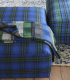 Plaid Tasara Bleu et Vert mis en situation sur une banquette dans un salon