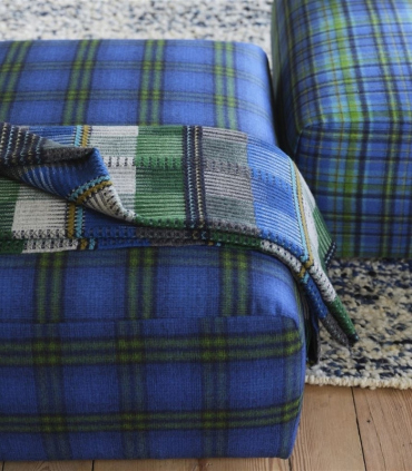 Plaid Tasara Bleu et Vert mis en situation sur une banquette dans un salon