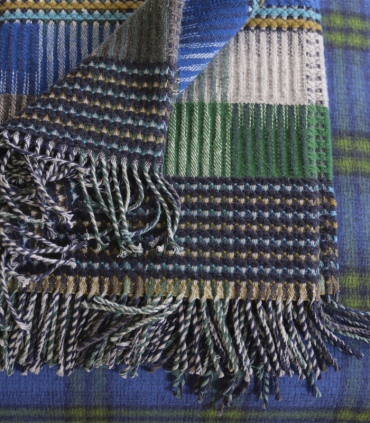 Plaid Tasara Bleu et Vert - Zoom matière sur le laine.
