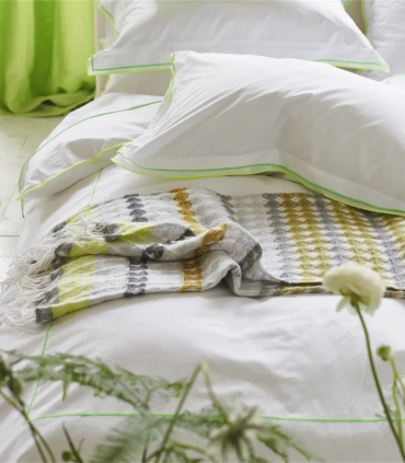 Plaid Santerno mis en situation sur un lit dans une chambre