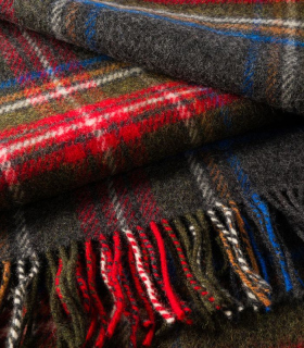 Zoom sur le motif écossais Black Stewart gris, rouge et vert en laine haut de gamme