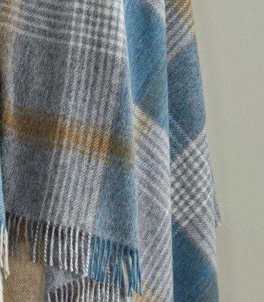 Plaid écossais laine anglaise drapé – ambiance cocooning élégante – couleurs gris, bleu et orangé