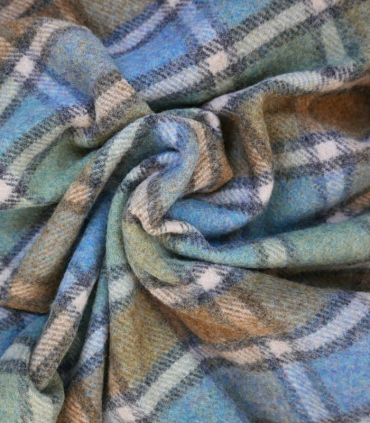 Zoom sur le motif écossais bleu et vert du plaid Country en laine haut
