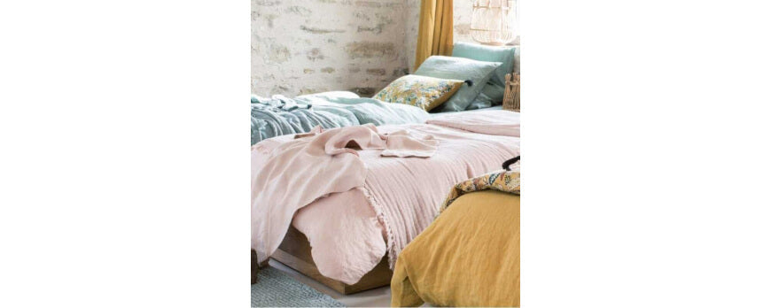 Chambre printanière avec plaids en gaze de coton rose, ocre et céladon – Plaid Addict