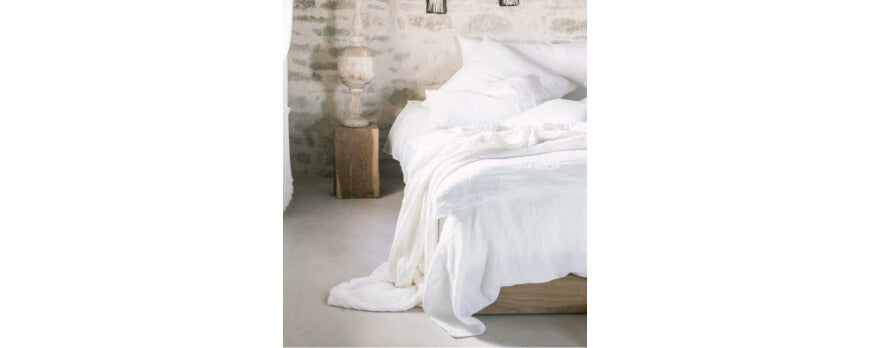 Plaid fausse fourrure gris perle déployé sur un lit douillet – Plaid Addict
