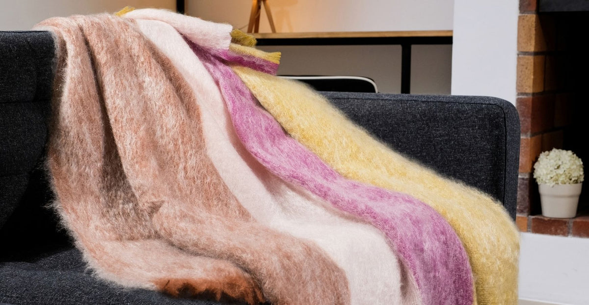 Plaid en mohair sur un canapé