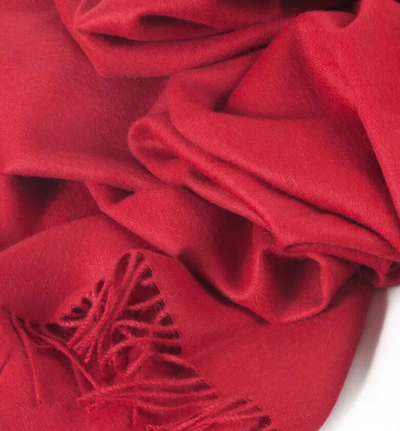 Plaid Laine Alpaga Luxe Paola Rouge - format 130 X 180 cm drapé sur canapé