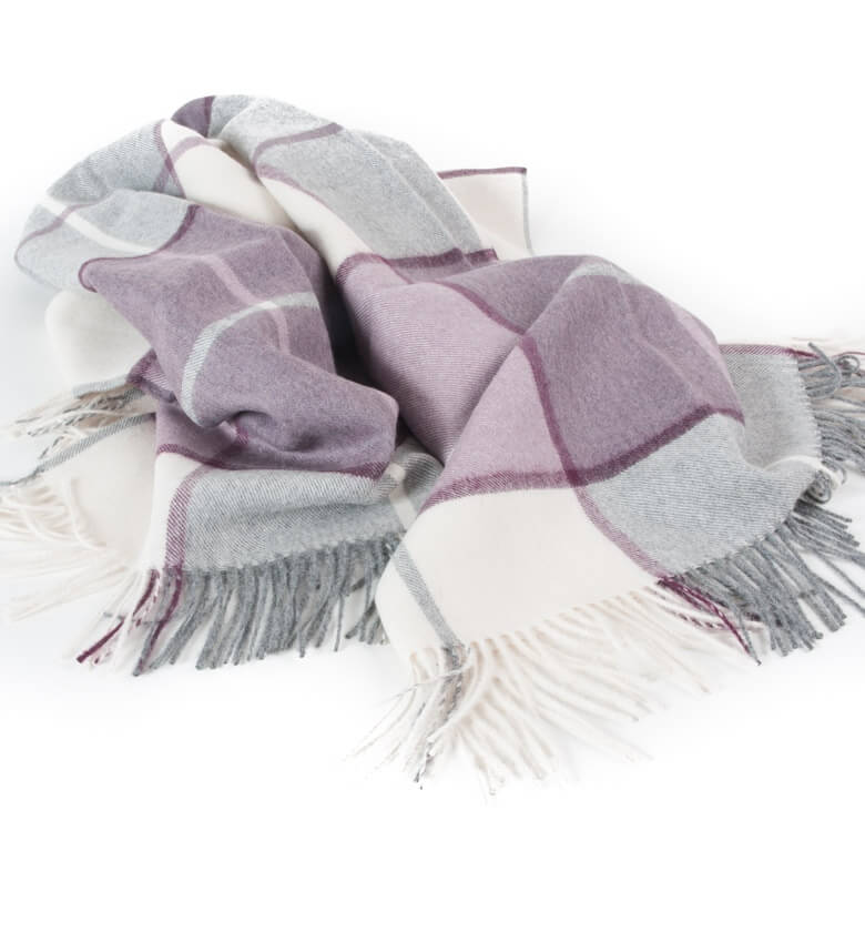 Plaid baby alpaga mauve - détail texture douce pour canapé et chambre