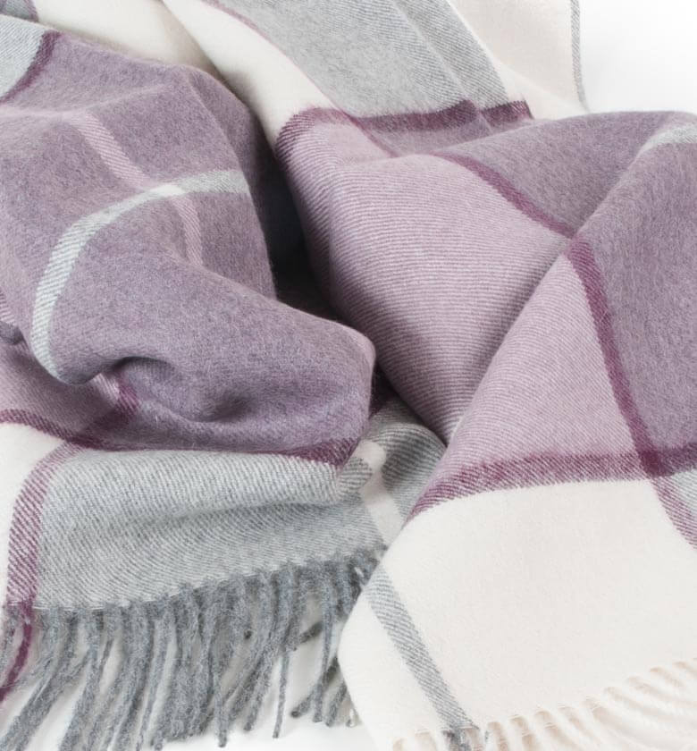 Plaid Laine Alpaga Luxe Hacienda Mauve - format 130 X 180cm drapé sur canapé