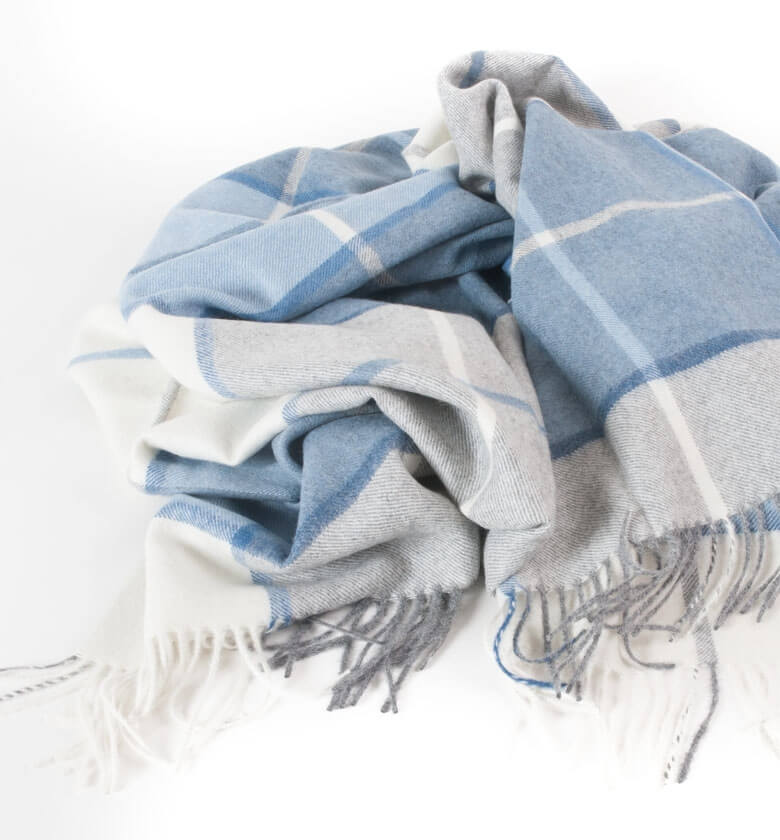Plaid Laine Alpaga Luxe Hacienda Bleu - format 130 X 180cm drapé sur canapé