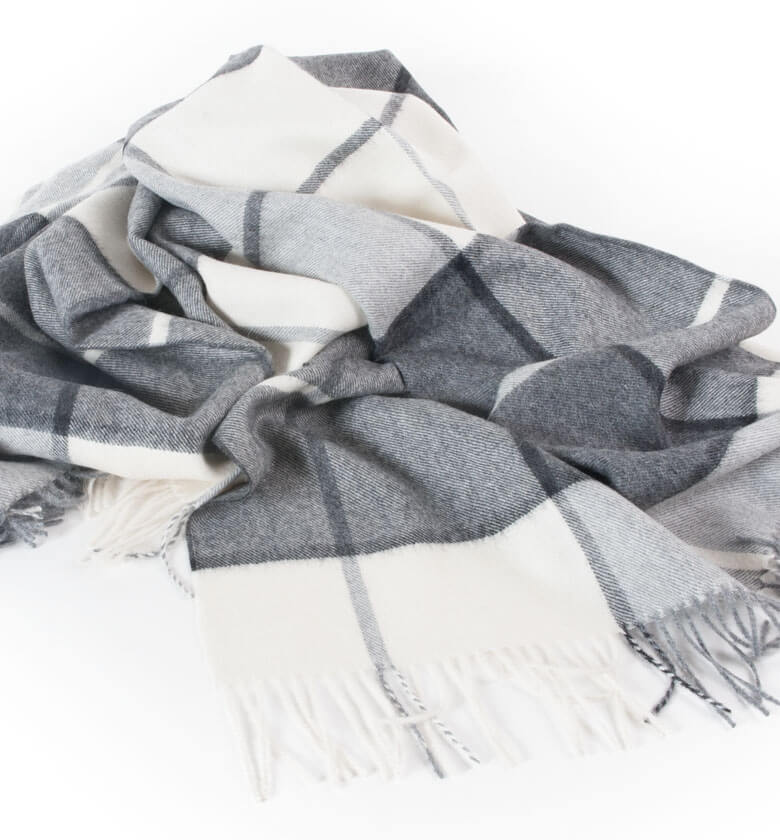 Plaid baby alpaga gris - détail texture douce pour canapé et chambre