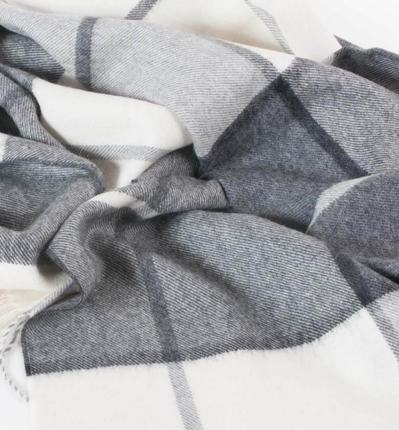 Plaid Laine Alpaga Luxe Hacienda Gris - format 130 X 180cm drapé sur canapé