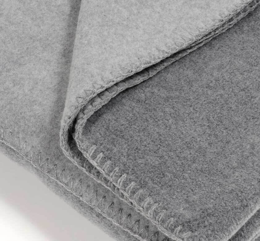 Plaid Polaire Luxe Gris - format 110 X 160 cm drapé sur canapé