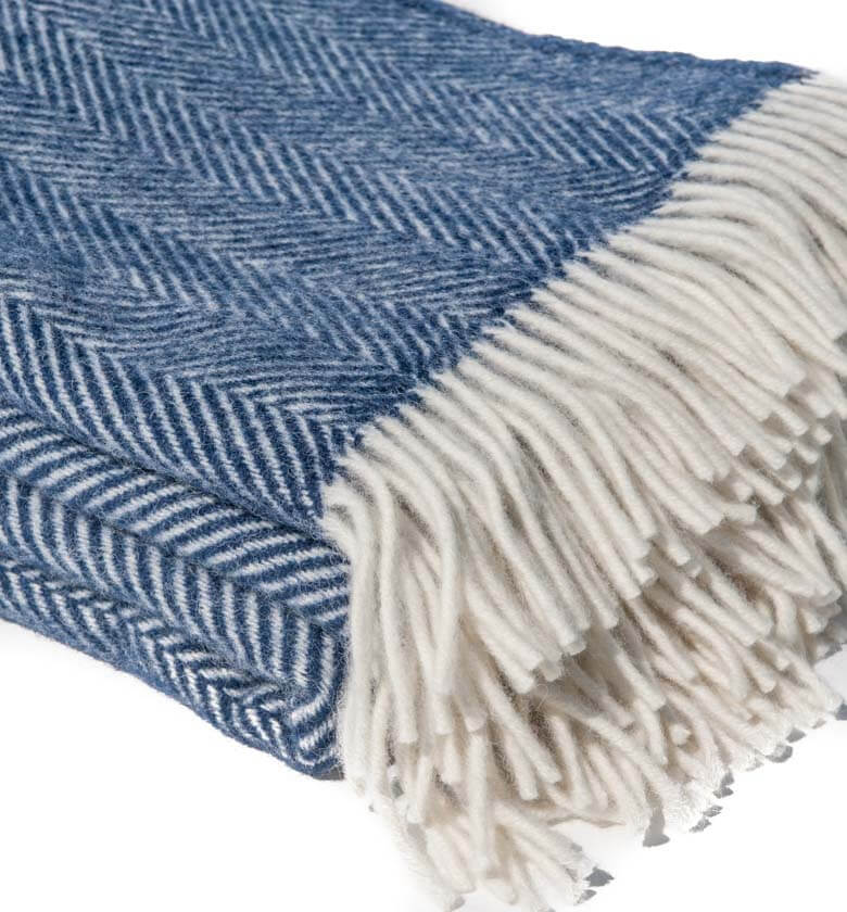 Plaid Laine Chevrons Marine - format 150 X 183 cm drapé sur canapé