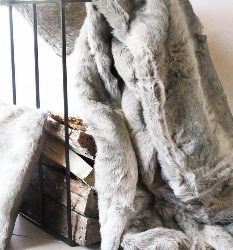 Plaid Fausse Fourrure gris - détail texture douce pour couvre-lit et chambre