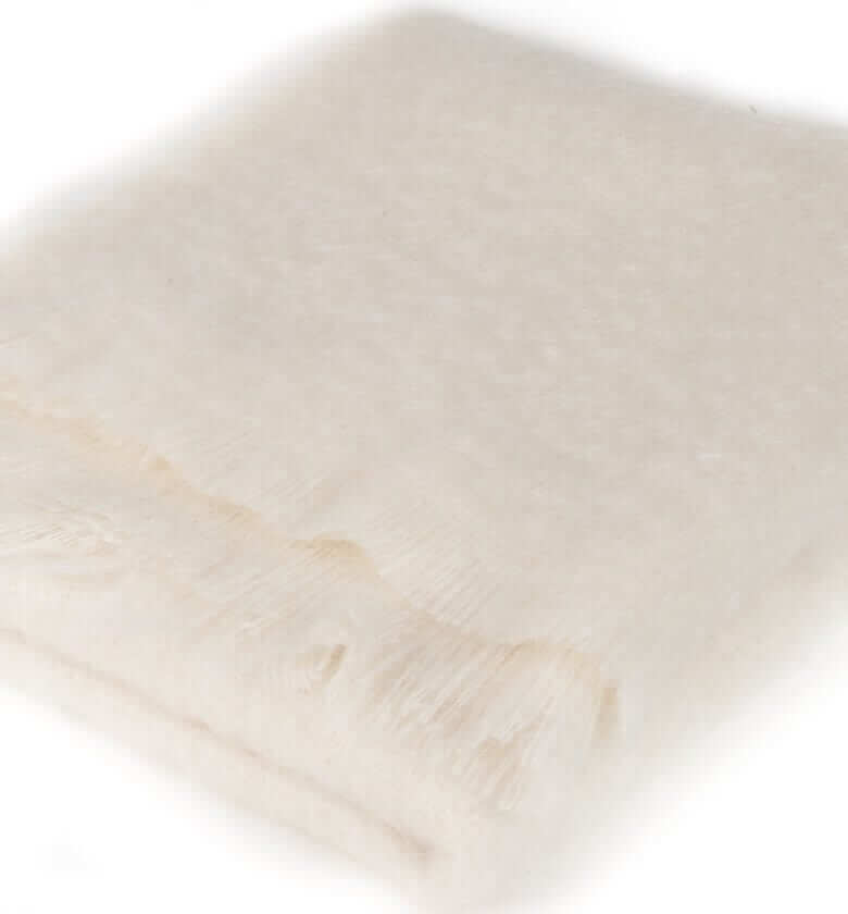 Plaid Mohair Blanc Cassé Naturel Luxe 140 x 180 cm, B at Home, drapé sur un canapé