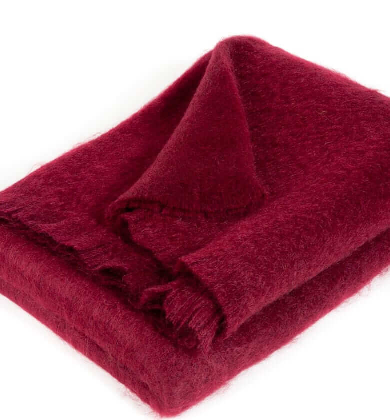 Plaid Mohair Bordeaux Vintage Luxe - format 140 X 180 cm drapé sur canapé
