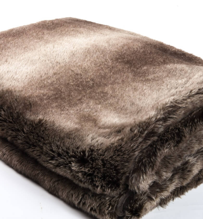 Plaid Fausse Fourrure LUXE Ours brun 130 x 180 cm, Plaid Addict, drapé sur un canapé