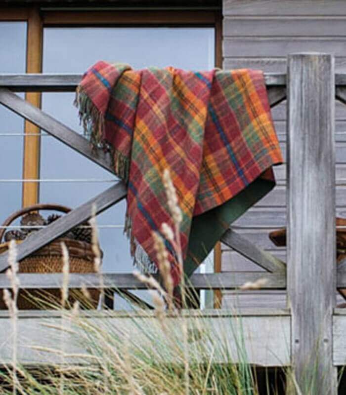 Plaid Laine Écossais Réversible Luxe Rouge et Vert - format 140 X 190 cm drapé sur canapé