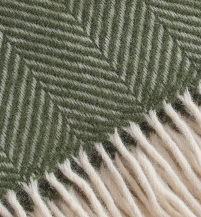 Plaid Laine Chevrons Vert Olive 150 x 183 cm, The Mill, gros plan sur la matière