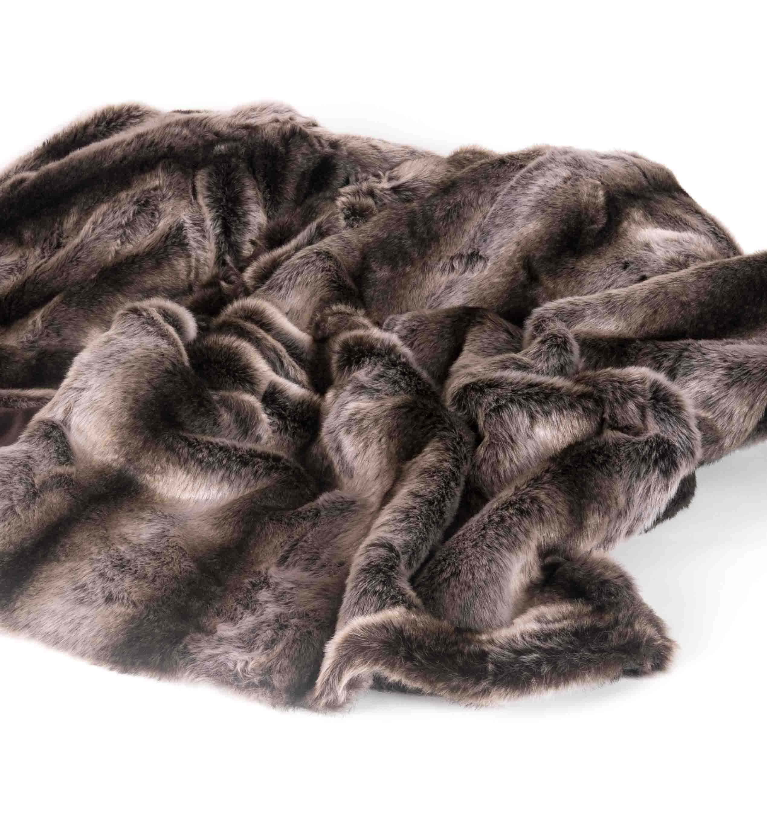 Plaid Fausse Fourrure Loup foncé 150 x 200 cm, Plaid Addict, drapé sur un canapé