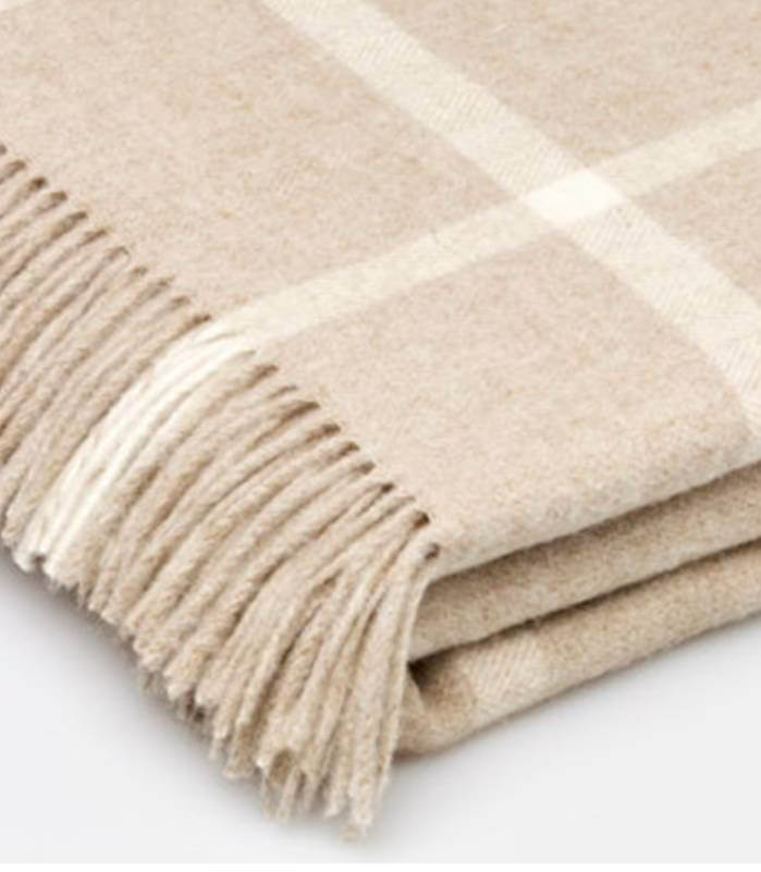 Plaid Laine Mérinos Carreaux Beige 140 x 185 cm, B at Home, gros plan sur la matière