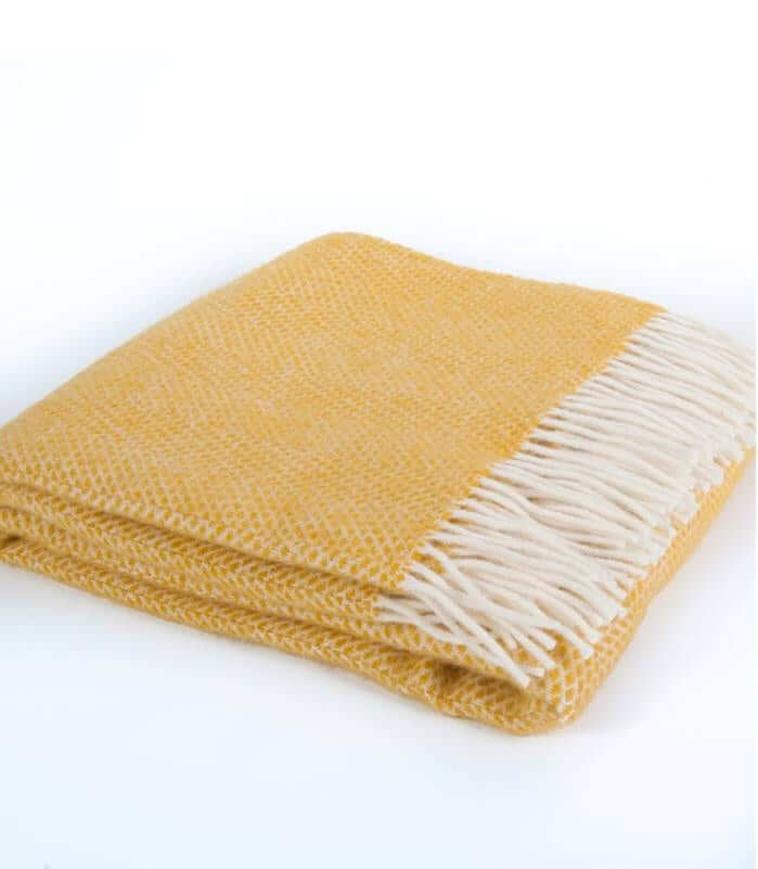 Plaid Laine Beehive Jaune - format 150 X 183 cm drapé sur canapé