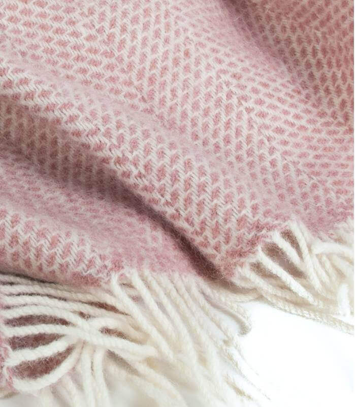 Plaid pure laine rose - détail texture douce pour jeté de canapé ou de lit