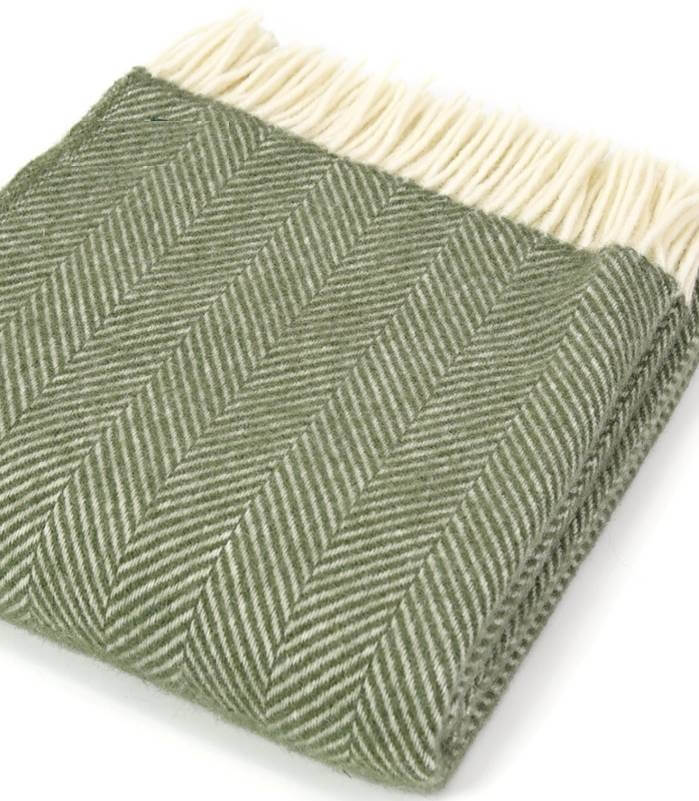 Plaid Laine Chevrons Vert Olive 150 x 183 cm, The Mill, drapé sur un canapé