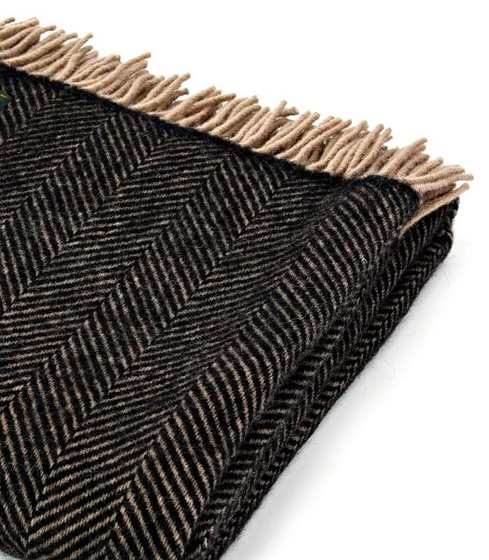 Plaid Laine Chevrons Vintage 150 x 183 cm, The Mill, drapé sur un canapé