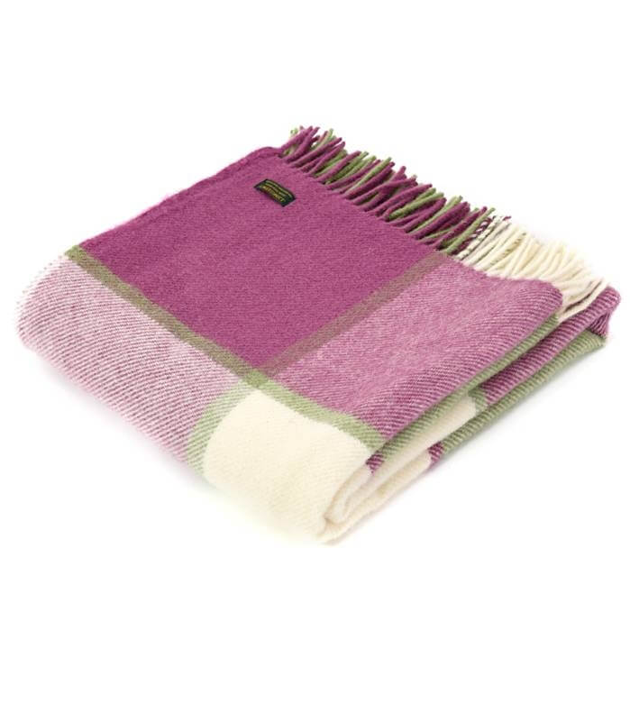 Plaid Laine Carreaux Framboise - format 150 X 183 cm drapé sur canapé