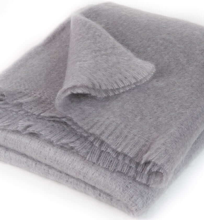 Plaid Mohair Gris Luxe - format 140 X 180 cm drapé sur canapé