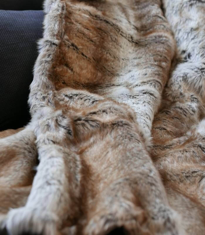 Plaid Fausse Fourrure Renard - format 150 X 170 cm drapé sur canapé