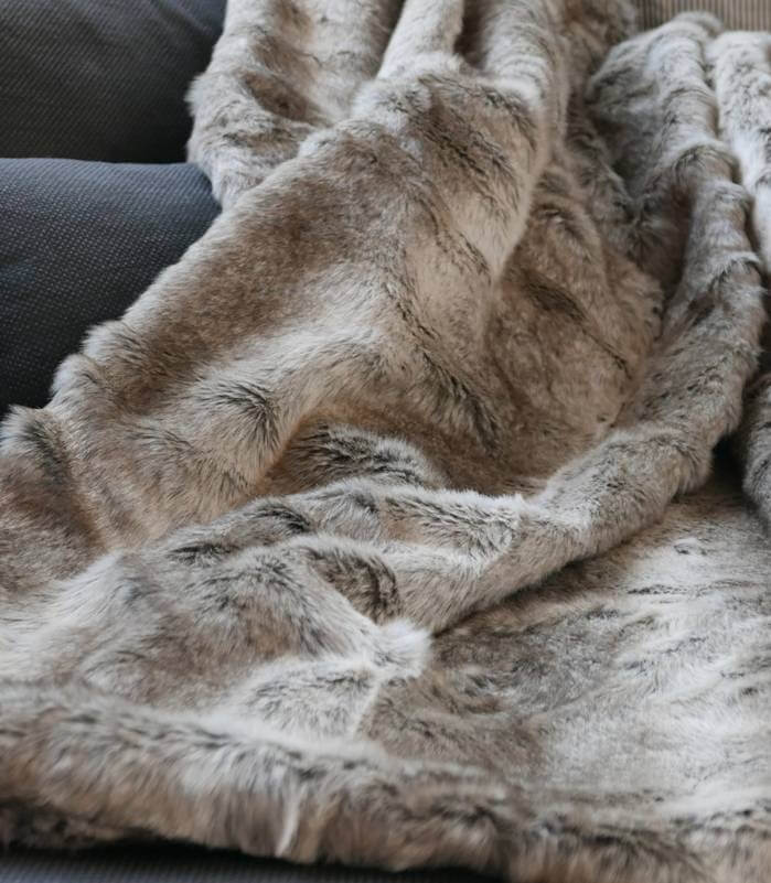 Plaid Fausse Fourrure Gris - vue lifestyle sur canapé ou lit