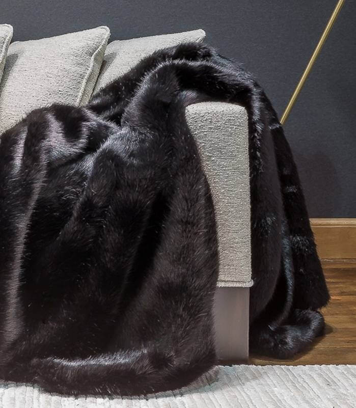 Plaid Fausse Fourrure Luxe Noir Bagheera - vue lifestyle sur canapé ou lit