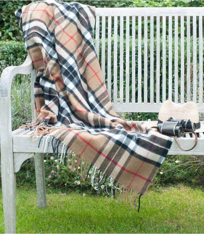 Plaid Mérinos Écossais Camel Thomson - format 140x185 cm drapé sur canapé